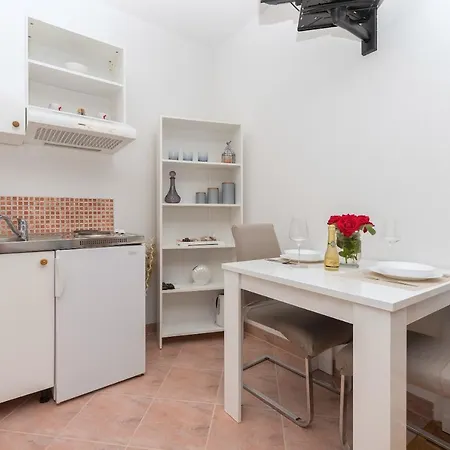 Skiljini Dvori - Studio-apartman 1 *